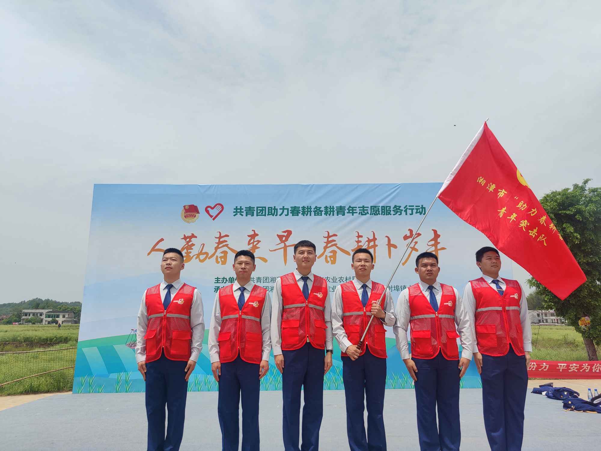 “火鳳凰”志願服務隊助力春耕（單位供圖）