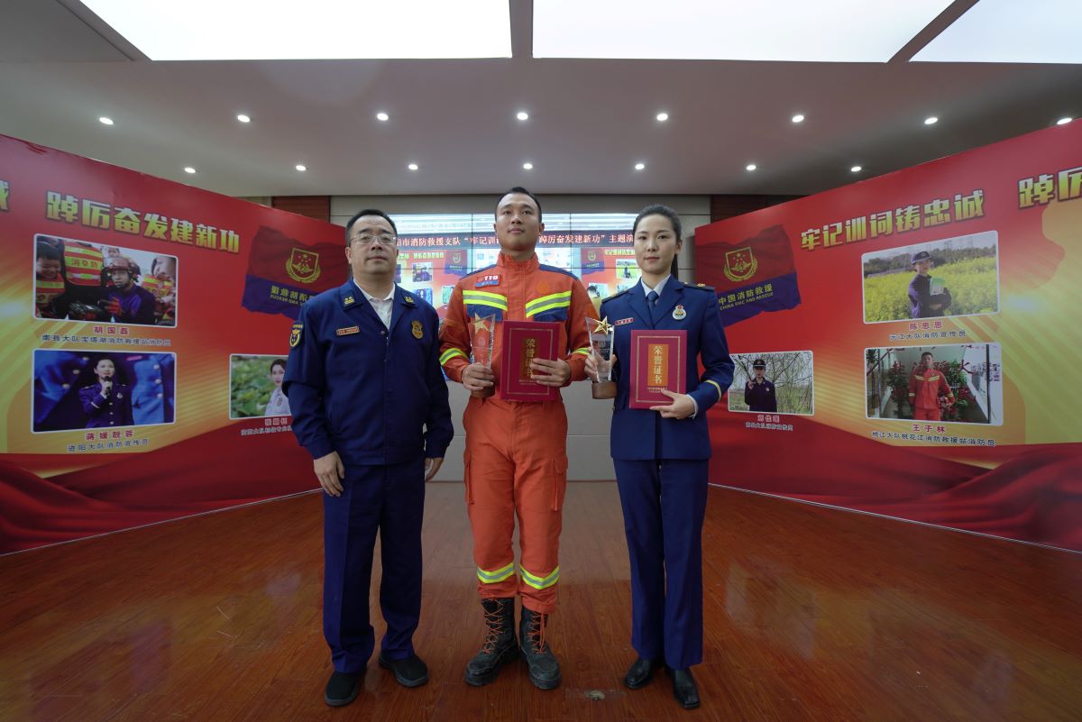 益阳市消防救援支队支队长伍秋生为二等奖获得者蒋媛靓蓉、廖鹏程颁奖。单位供图
