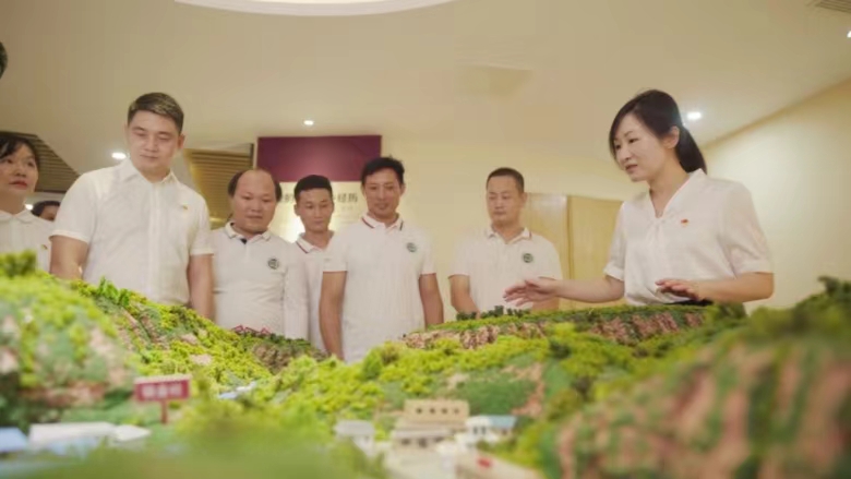 主要负责人化身讲解员，为党员客户和员工讲授廉政教育主题党课。受访单位供图