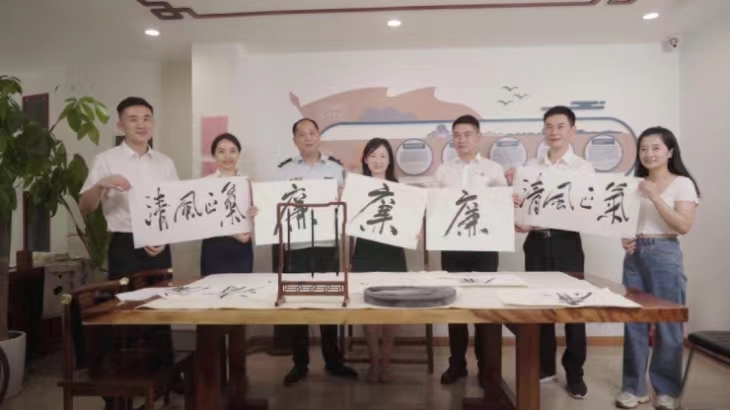 在天心区新时代文明实践点集体写“廉”字。受访单位供图