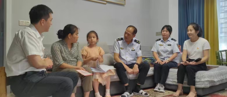 打通“单位-家”纵向监督链条，开展廉政家访宣传活动。受访单位供图