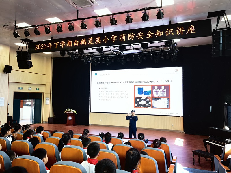 消防宣傳員為學生講解消防安全知識（單位供圖）