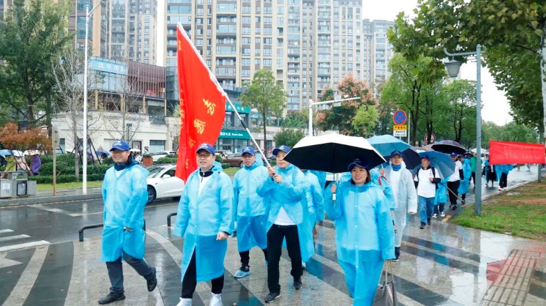 雨中前行，有挑战更有激情。单位供图