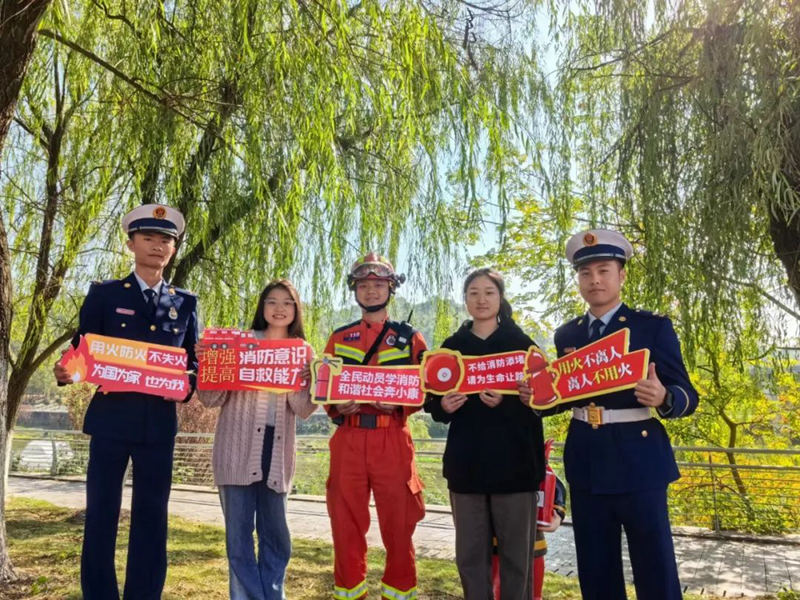 市民在消防主题公园游园打卡（单位供图）