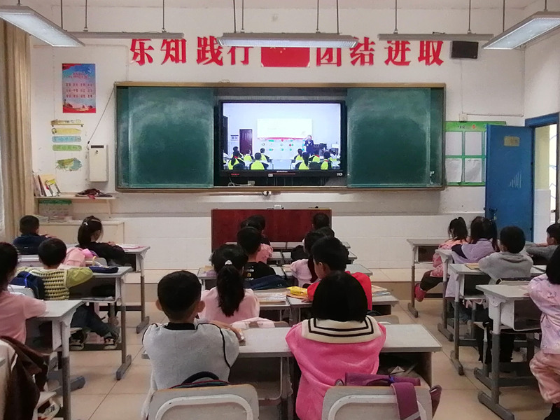 “中小学消防安全公开课”网络直播科普消防知识（单位供图）