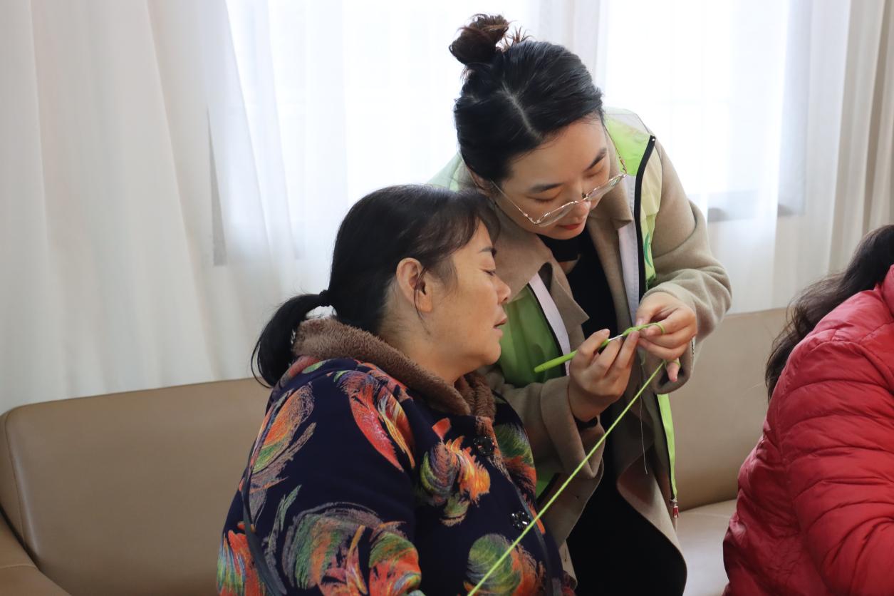 附近居民正在认真学习编织针法（单位供图）
