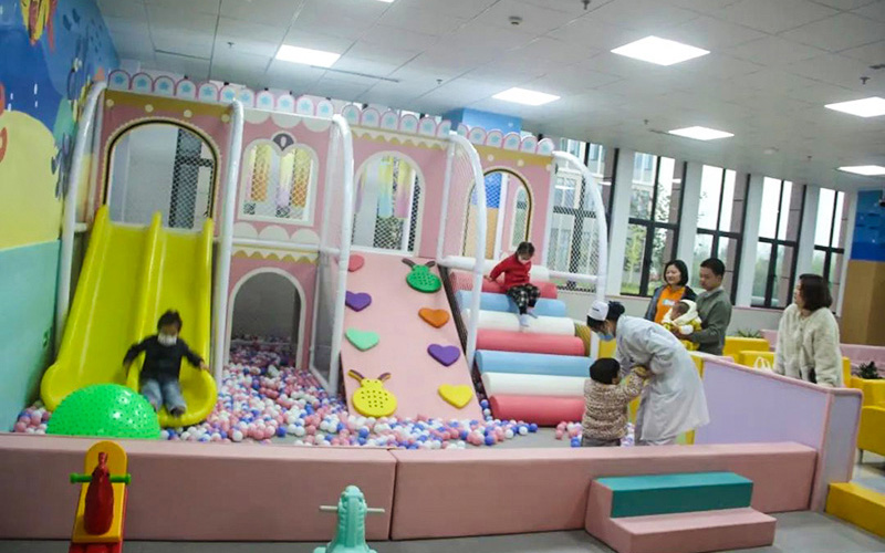 津市妇幼保健院儿童保健科游玩区域温馨舒适。单位供图