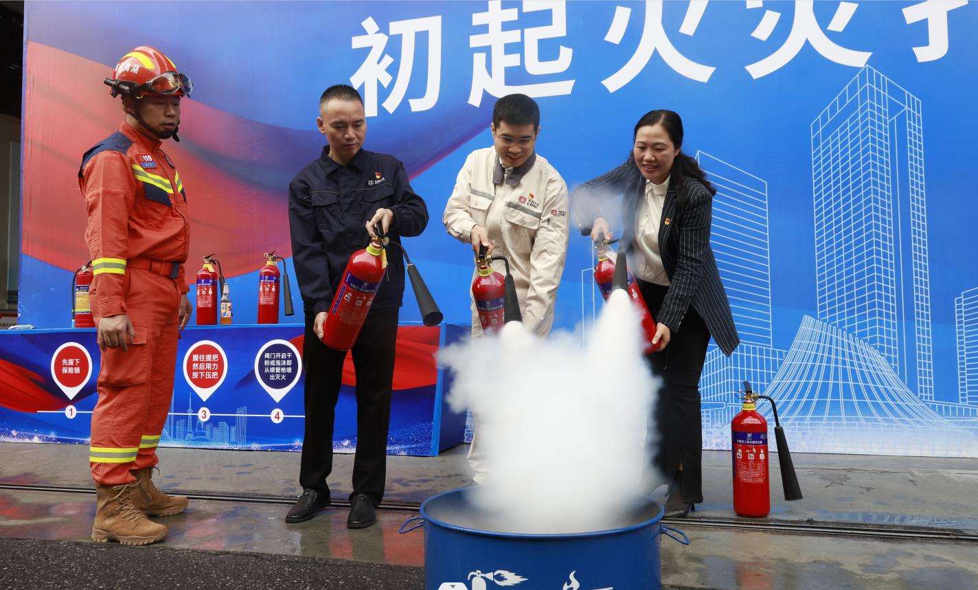株洲消防宣传公益使者、消防宣传志愿者、基层消防工作者代表体验初起火灾扑救（单位供图）