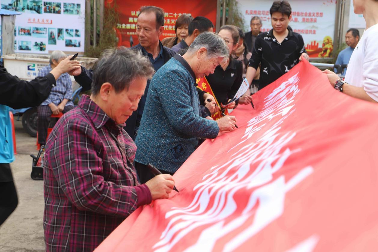 宣传活动中，市民群众主动签署“预防为主 生命至上”条幅（单位供图）