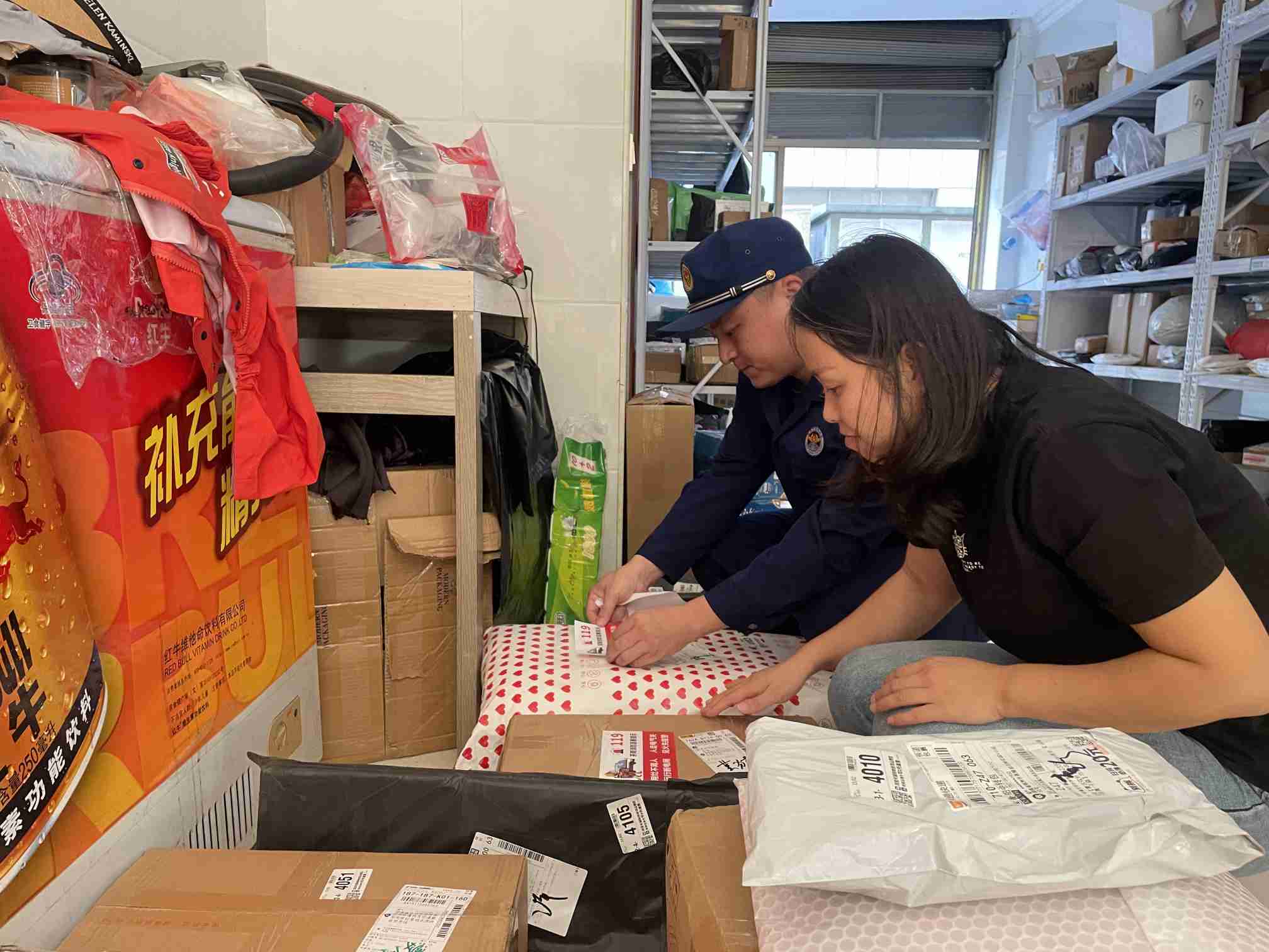 消防安全提醒随着快递包裹进入千家万户（单位供图）