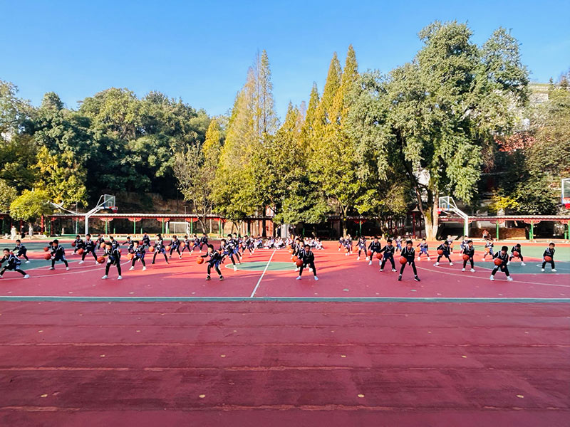 师大附小学子在进行篮球表演。何彪摄