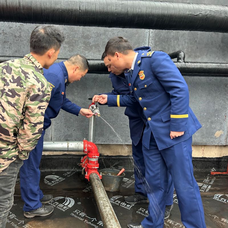 沅江市消防救援大队监督执法人员在戴斯温德姆酒店进行消防监督检查。单位供图