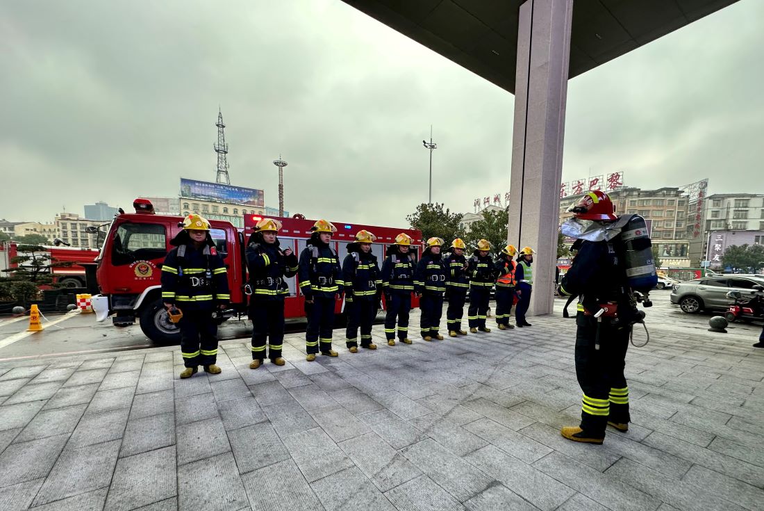 沅江市消防救援大队琼湖消防救援站消防救援人员在戴斯温德姆酒店准备进行灭火救援演练。单位供图
