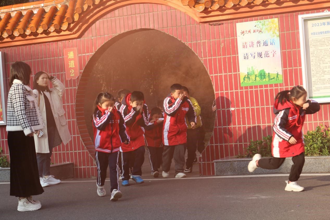 南县消防救援大队组织开展疏散演练活动。（单位i供图）