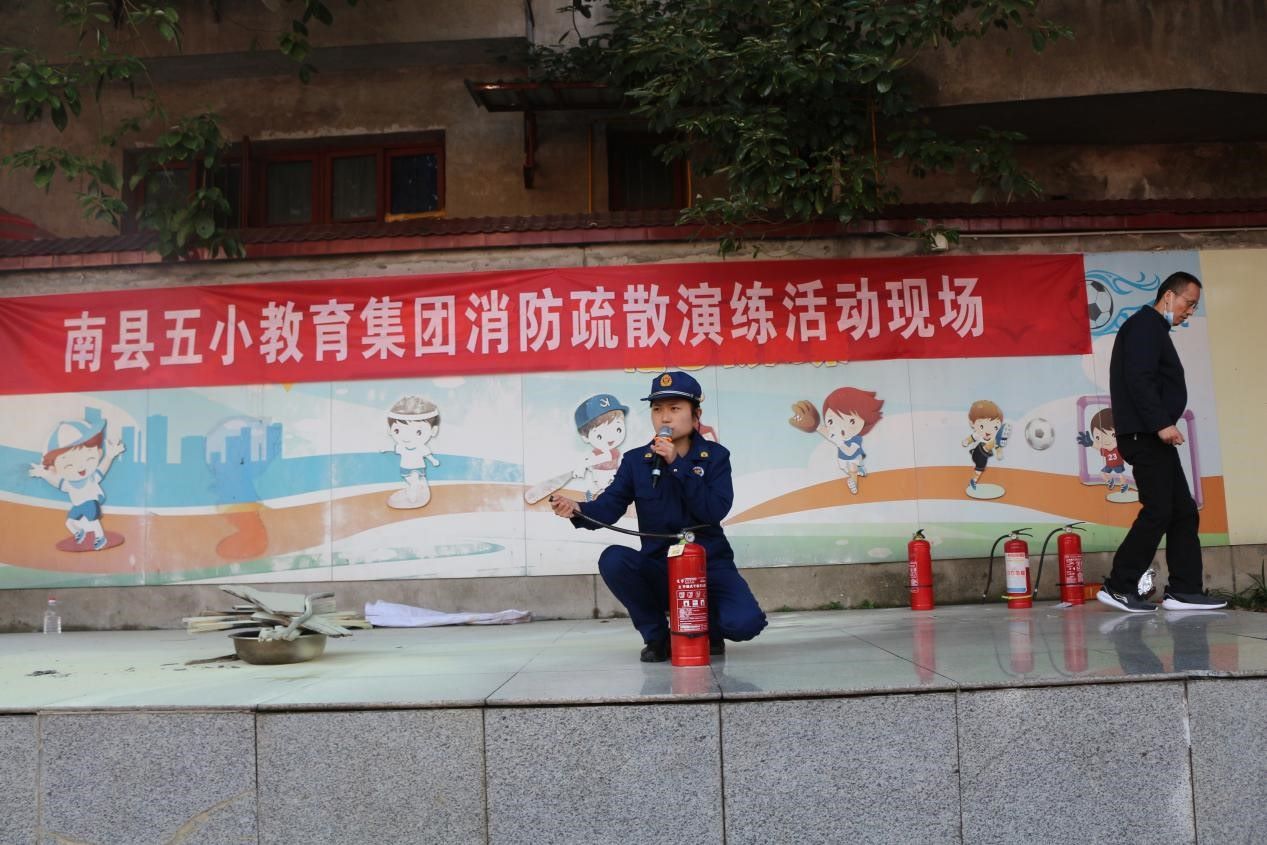 南县消防救援大队组织讲解消防器材使用方法。（单位供图）