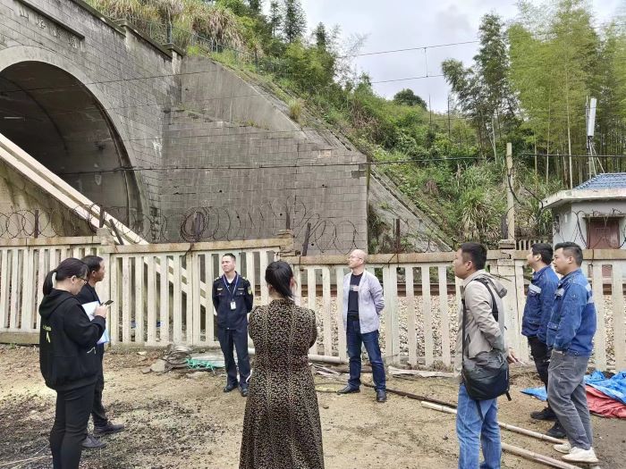 炎陵县相关职能部门对铁路沿路进行全面排查。单位供图