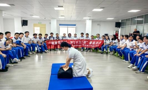 健康巡講團講師在雅禮中學開展徒手心肺復蘇講座並進行現場操作演示。受訪單位供圖