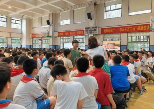 健康巡讲团讲师在砂子塘湘天小学开展儿童性教育知识讲座。受访单位供图