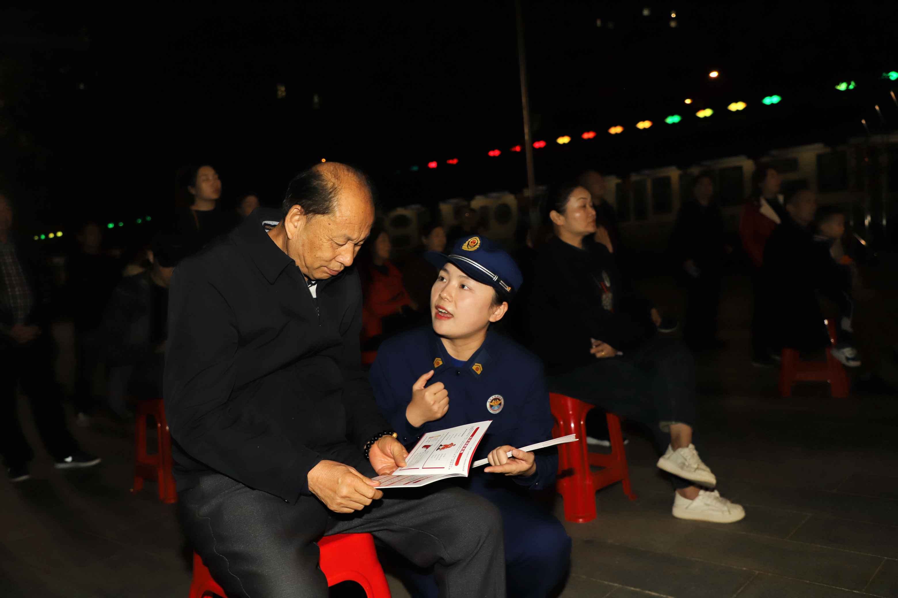 解答群众提出的消防问题（单位供图）