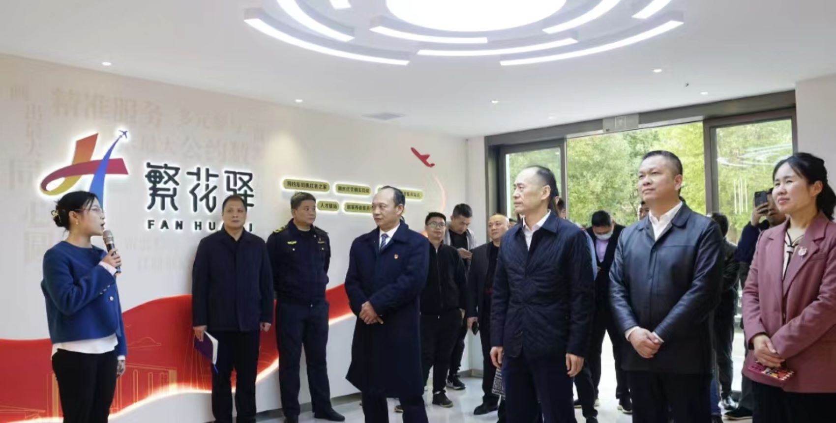 参观“繁花驿网约车司机红色之家”。黄花镇供图