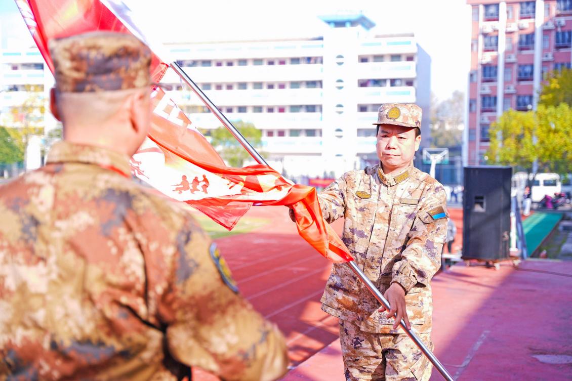 醴陵市人武部領導向大賽裁判組授旗。單位供圖