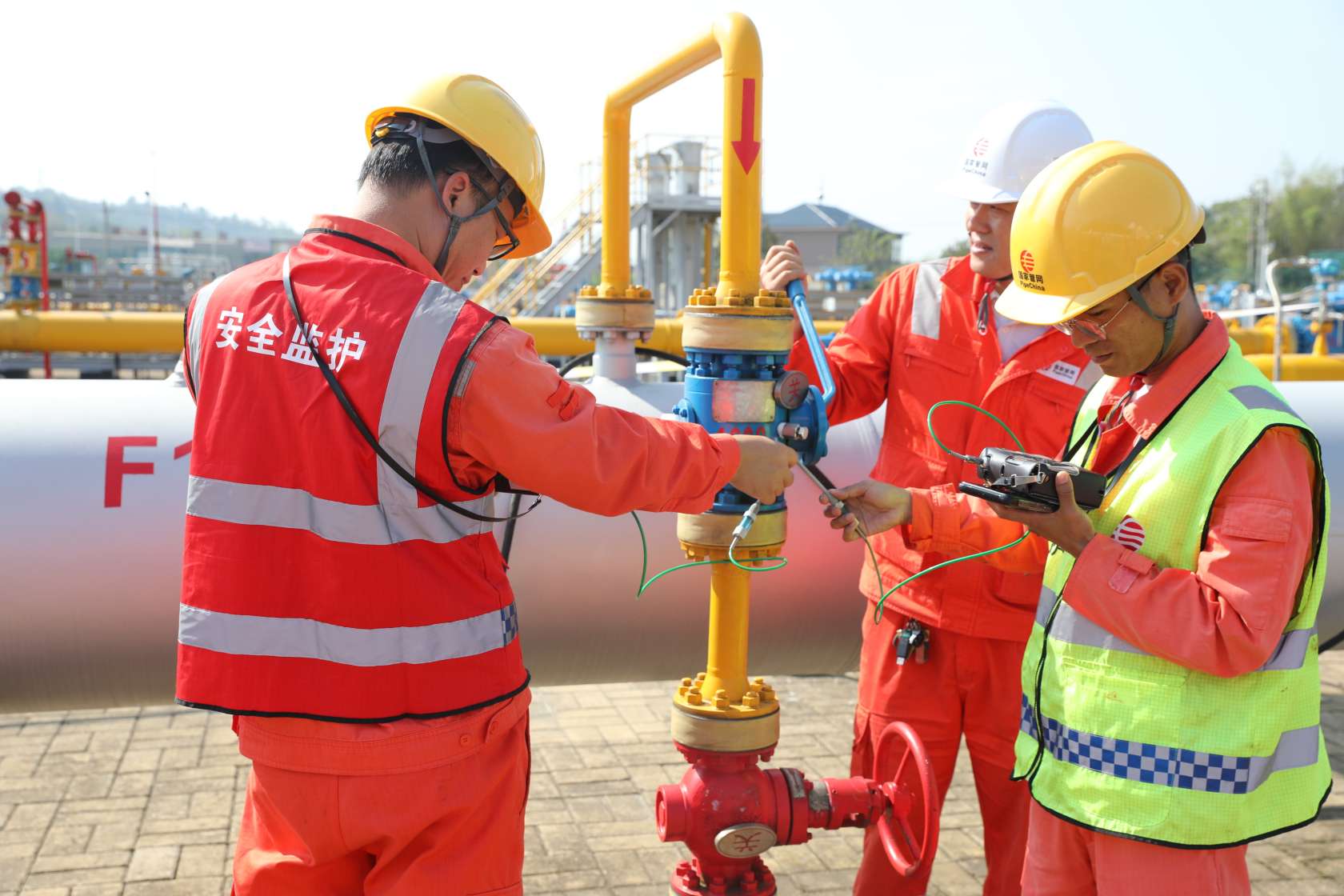 圖為分公司員工嚴格落實集團公司高風險作業安全管理細則對現場作業進行“雙監護”管理（黃馬甲是作業監護人，紅馬甲是外來單位作業監護人）（單位供圖）