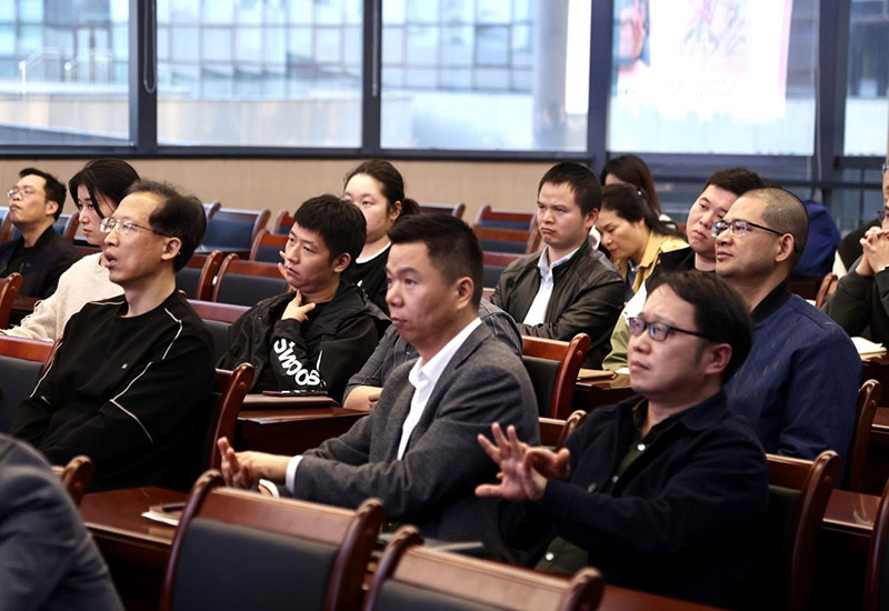 边听边学。李根摄