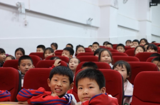 11月23日在邵阳市双清区明德学校，同学们看的津津有味。单位供图