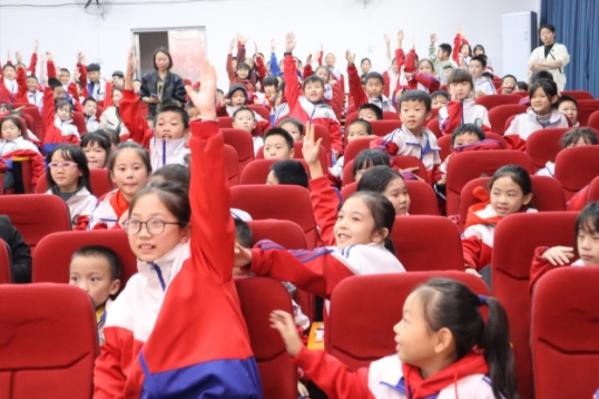 11月23日在邵阳市双清区明德学校，学生们积极参与体验。单位供图