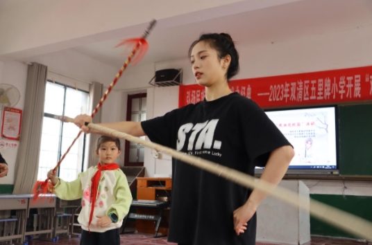 11月23日在邵阳市双清区五里牌小学，学生们切身体验耍枪花。单位供图