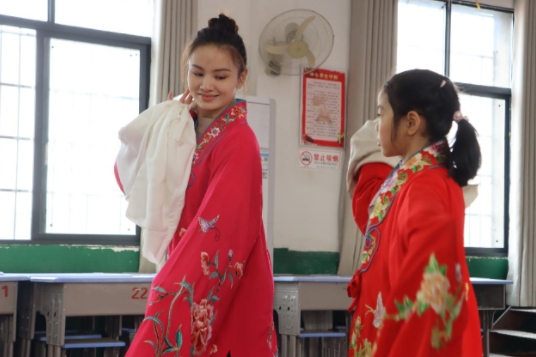 11月23日在邵阳市双清区五里牌小学，学生们切身体验水袖。单位供图