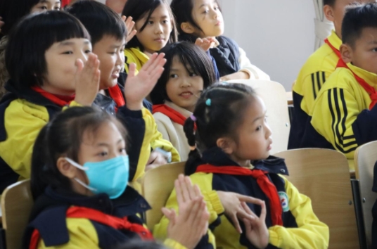 11月23日在邵阳市双清区五里牌小学，学生们争相学习祁剧