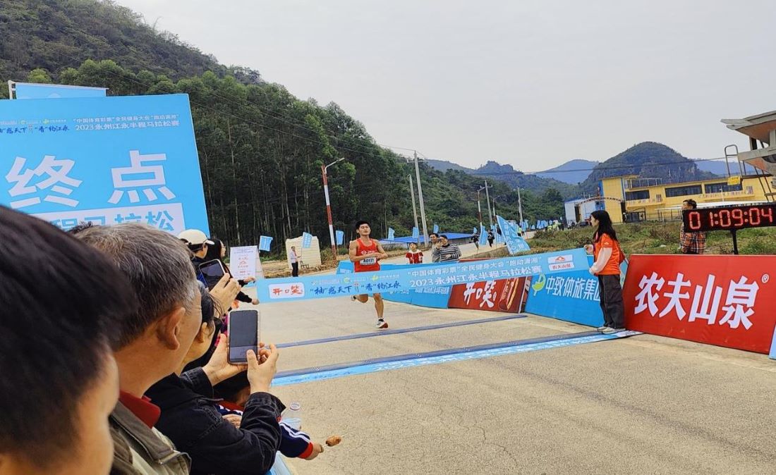 “村馬”男子冠軍沖跑現場。縣委宣傳部供圖