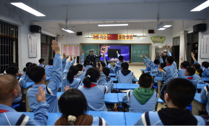 湘潭公安交警走进湘潭县江声中学开展“文明交通 你我同行”主题活动。单位供图