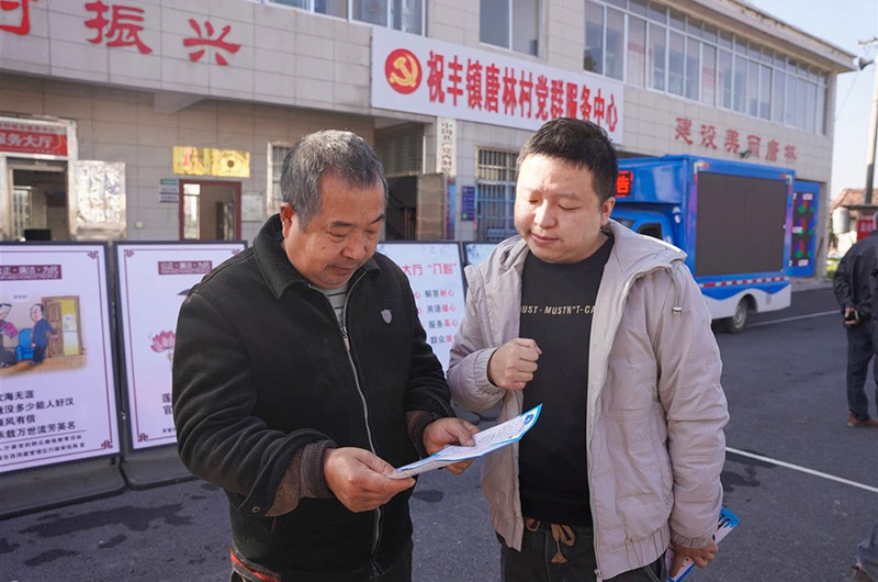 为群众解读相关业务。单位供图