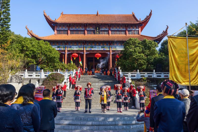 盘王大典开祭，瑶歌瑶舞队开始了歌舞告祭表演。单位供图