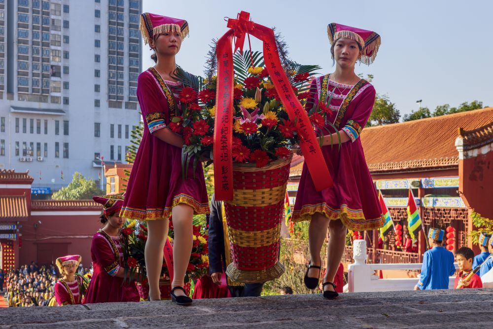 公祭盘王大典开祭，向盘王敬献供品。单位供图
