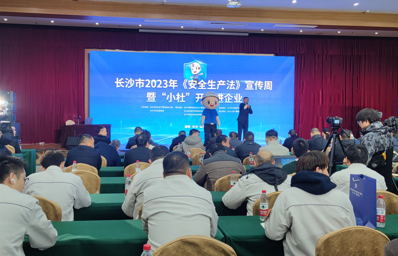 “小杜”开讲进企业。人民网记者 刘宾摄