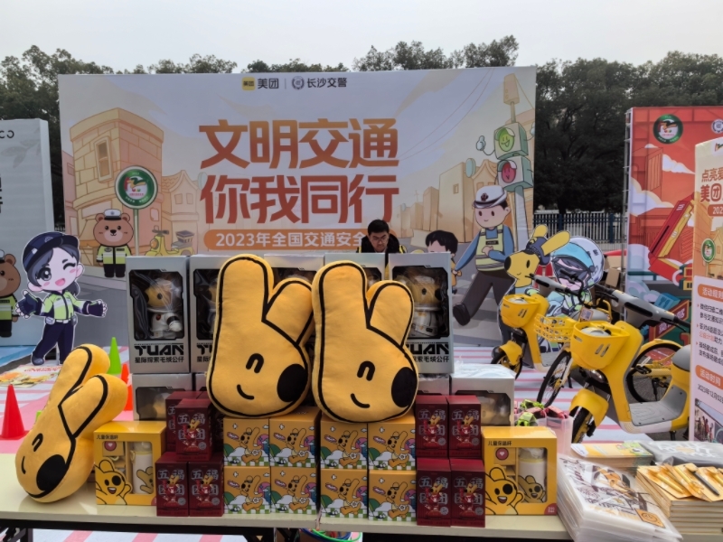 活動現場，大家踴躍參與體驗。人民網 匡瀅攝