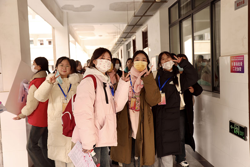 参赛选手熟悉场地。李根摄