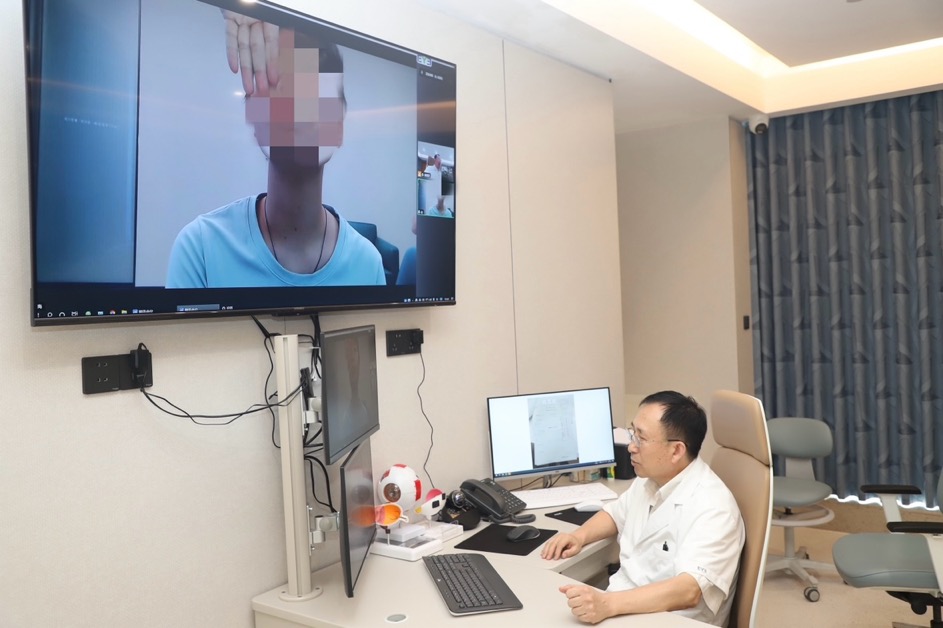 杨东生教授通过电子屏幕在线为千里之外的小宇做远程连线会诊。企业供图