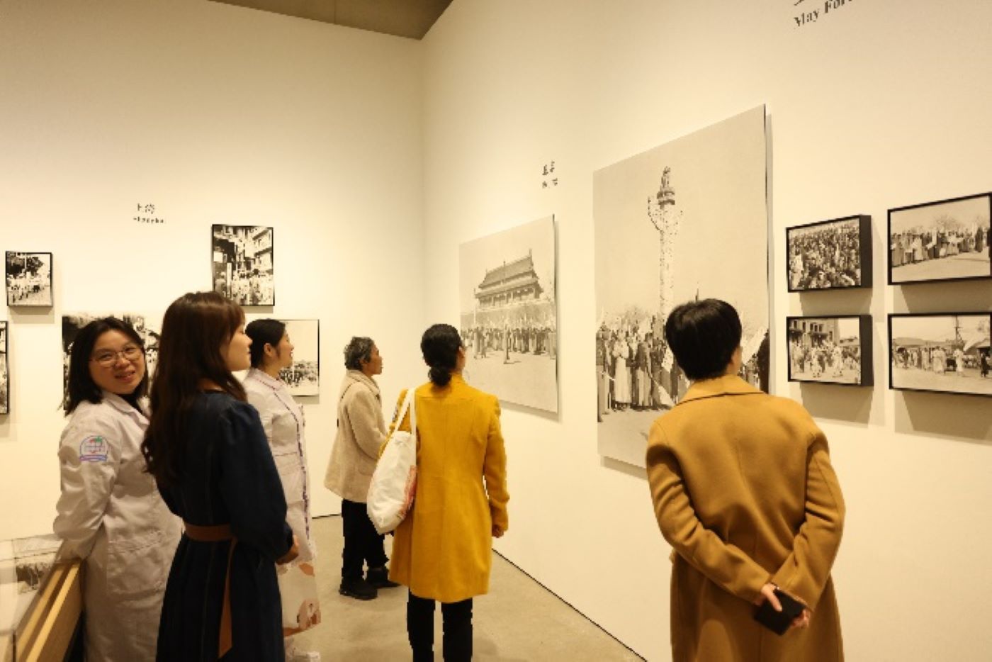 妇瘤俱乐部的成员们在谢子龙艺术影像馆参观。单位供图