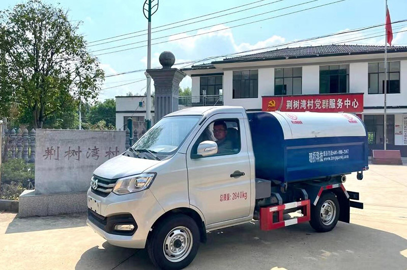 乡贤捐赠的垃圾车。单位供图