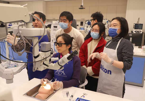 爱尔眼科国际临床培训中心玻切手术技能培训班。受访单位供图