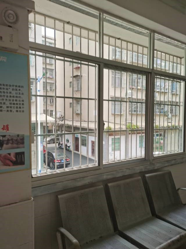 住院部分设置全封闭防护窗照（单位供图）