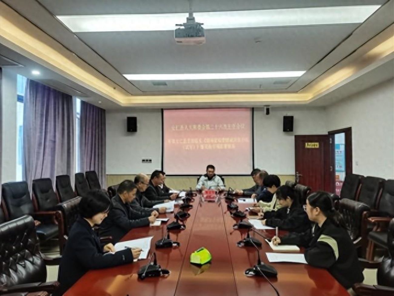 安仁縣人大常委會主任會議聽取貫徹落實《湖南省稅費精誠共治辦法（試行）》情況的工作報告。單位供圖