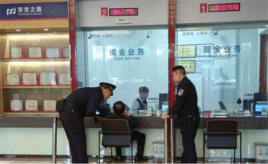 民警在勸說陳嗲嗲。企業供圖
