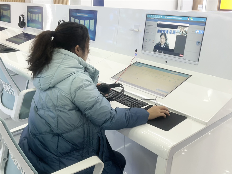 纳税人在使用双屏互动进行人工连线。刘旖昀摄