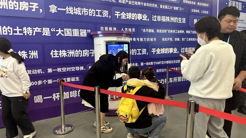 市民帶著孩子投遞聲波明信片。 楊欣曄攝