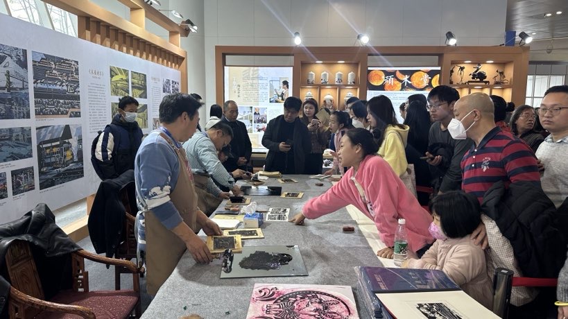 名師為市民制作工業版畫。 楊欣曄攝